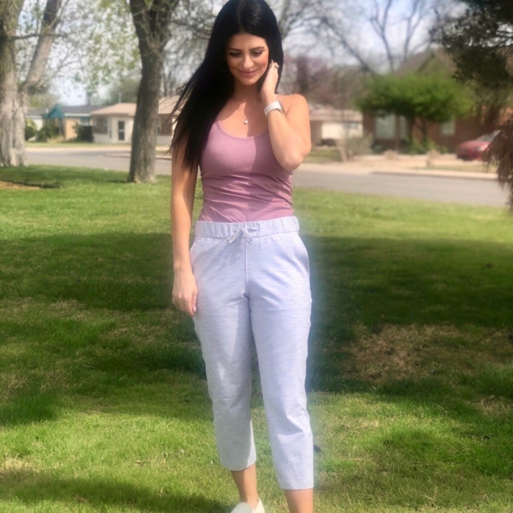 Lululemon size 6 light grey cropped pants